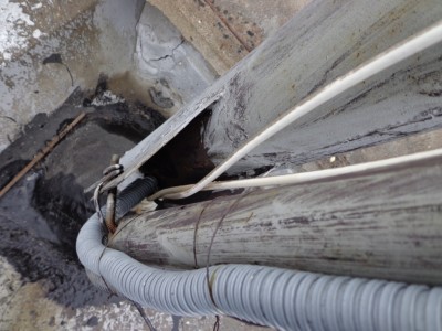 провода от антенн пошли на технический этаж.jpg